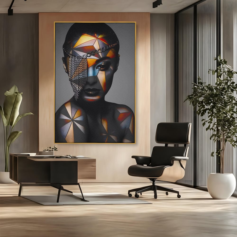 Tablou canvas cu tablou canvas cu portret feminin si lanturi, in rama de aluminiu auriu, pe perete intr-un birou